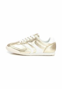 Zapatilla metálica dorada con acentos blancos, que presenta cuero texturizado, punta redondeada, diseño con cordones y suela de goma blanca acanalada.