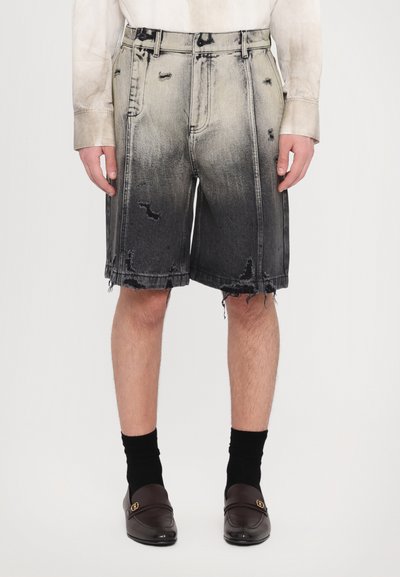 Feng Chen Wang GRADIENT WASHED UNISEX - Pantaloni scurți din denim - black gradient