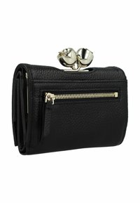 Portefeuille en cuir noir avec une finition texturée, doté d'une poche zippée et d'un fermoir en argent brillant avec deux boules décoratives sur le dessus.