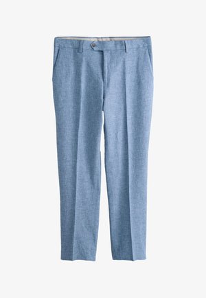 Világoskék, szabott nadrág gombos és cipzáros záródással, elülső zsebekkel és övbújtatókkal, fehér háttér előtt laposan bemutatva.