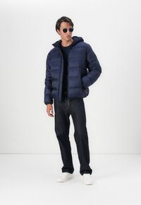 Tommy Jeans HOODED LOGO PUFFER - Vinterjakke - dark night navy