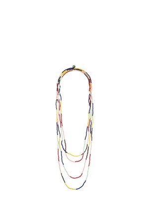 Naszyjnik wielowarstwowy z małymi kolorowymi koralikami w kolorach czerwonym, niebieskim, żółtym, różowym, brązowym i białym, ułożonymi w warstwowe pętle.