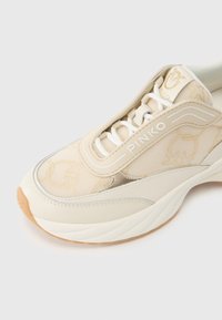 Baskets beiges avec un motif ton sur ton brodé, dotées d'un bout arrondi, d'un design à lacets et d'une semelle extérieure en caoutchouc, marquées du logo "PINKO".