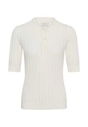 Polo tricoté blanc à manches courtes avec des motifs verticaux texturés et trois boutons sur le plastron.