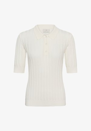 Polo tricoté blanc à manches courtes avec des motifs verticaux texturés et trois boutons sur le plastron.