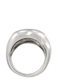 Sølvringen har et glat, afrundet design med en poleret overflade og buede kanter, der skaber en organisk form.