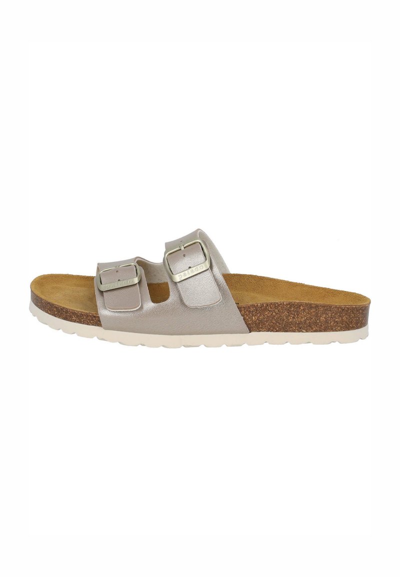 Platta sandaler med två justerbara metallspännen, metallisk silveröverdel, korkfotbädd och gummisula. Rundad tådesign.