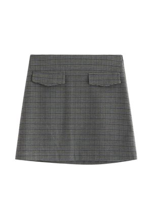 Gonna a scacchi grigia con un design strutturato, caratterizzata da due tasche quadrate sul retro e una texture liscia.