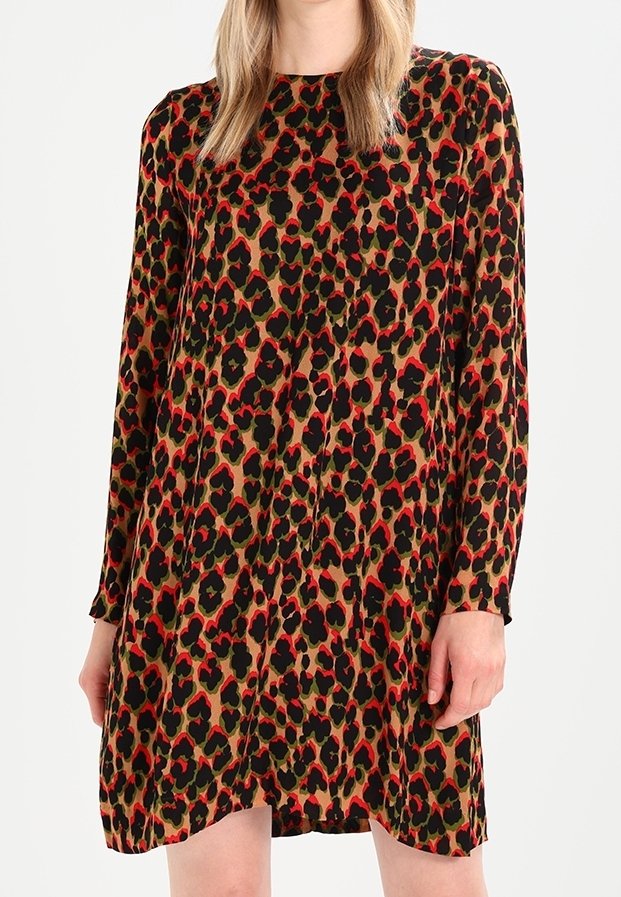 Robe à manches longues avec un imprimé léopard dans des couleurs vert, rouge et noir. Caractéristiques d'une coupe loose et d'un tissu doux pour le confort.