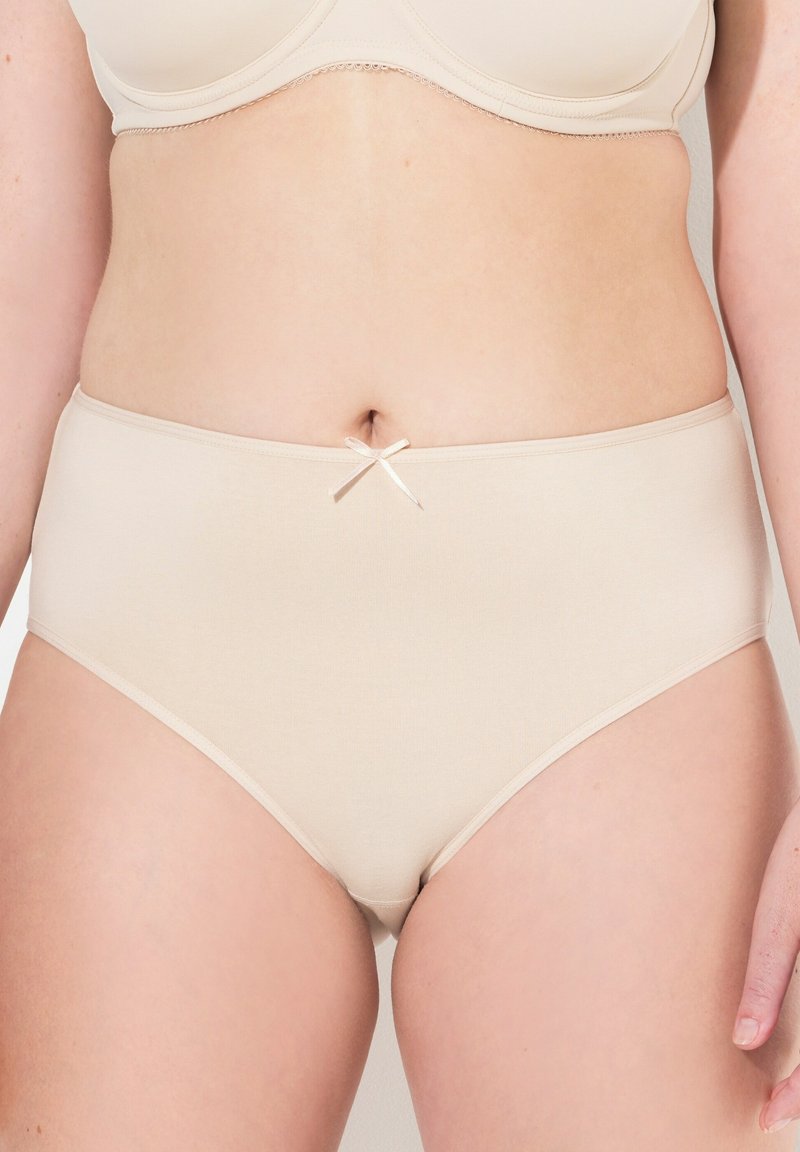 Beige hooggeknipte onderbroek met een gladde textuur, voorzien van een klein satijnen strikje aan de voorkant en een naadloos ontwerp.