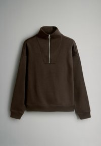 Sudadera marrón de cuello alto con cremallera de cuarto, puños acanalados y textura suave. Presenta detalles de costura en contraste.