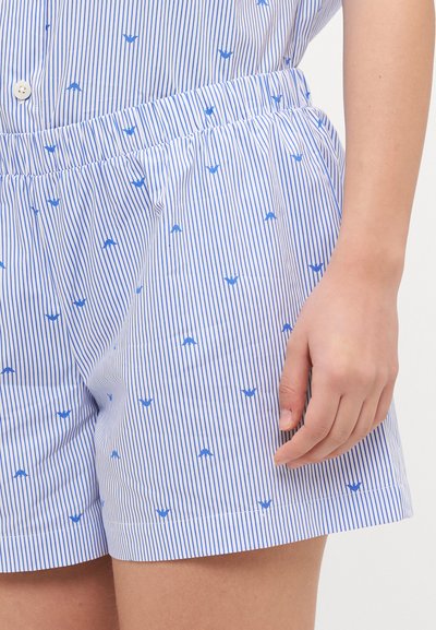 Shorts a rayas en azul claro con pequeños patrones de pájaros azules. Cuentan con una cinturilla elástica y un corte casual con una suave textura de algodón.