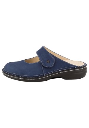 Sabot en cuir bleu marine à enfiler, avec bride ajustable, semelle intérieure rembourrée et semelle extérieure en caoutchouc noir, conçu pour le confort et le soutien.