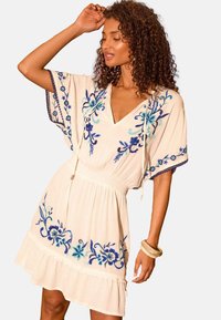 Love & Roses PETITE FIT - EMBROIDRED SHIRRED WAIST - Kasdienė suknelė - white