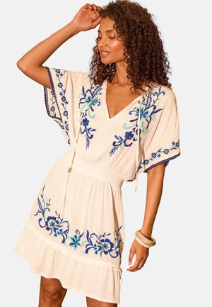 Love & Roses PETITE FIT - EMBROIDRED SHIRRED WAIST - Kasdienė suknelė - white