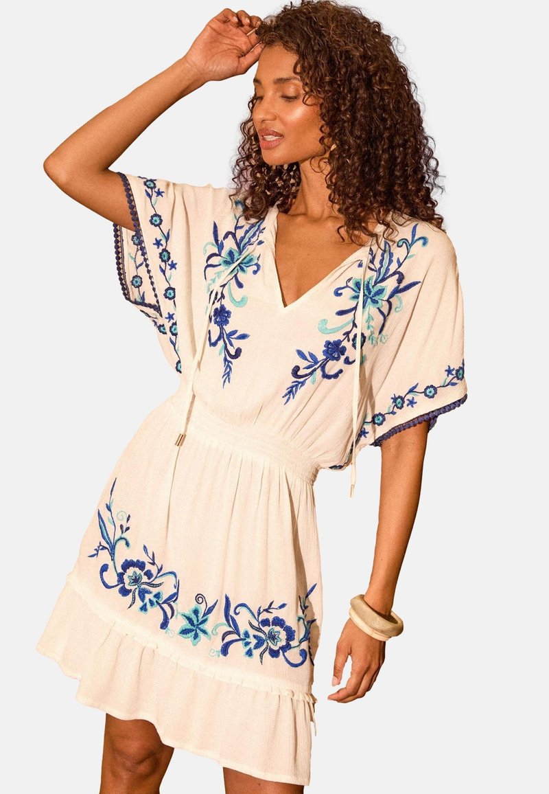 Love & Roses PETITE FIT - EMBROIDRED SHIRRED WAIST - Kasdienė suknelė - white