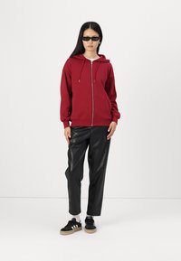 Gina Tricot ZIP HOODIE - Kapucnis pulóver - rumba red