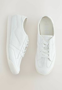 Hvide sneakers med et tekstureret design, der har en glat læderoverdel, snørebånd og gummisål med zigzagmønster.