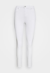 Vaqueros blancos ajustados de denim con una textura suave. Presentan un cierre frontal con botón y cuatro bolsillos, con una silueta entallada.