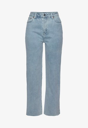 Lichtblauwe bloemen crop top met ruches aan de mouwen, gecombineerd met hoog-sneeuwhoge lichte denim jeans en witte sneakers. Zilveren sieradenaccenten zichtbaar.