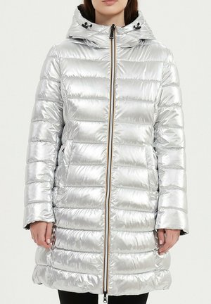 Manteau matelassé argenté avec une finition brillante, des coutures horizontales, une fermeture éclair à l'avant et une capuche avec cordon de serrage. Comprend des poches latérales et une coupe mi-longue.