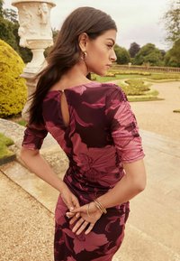 Lipsy SHORT SLEEVE FLORAL - Laisvo kirpimo suknelė - purple