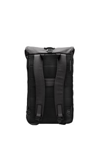 Sac à dos noir avec une fermeture enroulable, des bretelles rembourrées et une surface texturée élégante. Comprend une boucle et une poche latérale zippée.