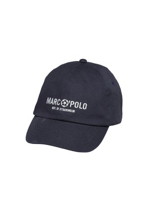 Schwarze Baseballkappe mit gebogenem Schirm und weißem, gesticktem Text "MARC O'POLO EST. IN STOCKHOLM" auf der Vorderseite.