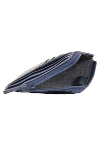 Portafoglio con zip navy, dall'esterno texturizzato, profilo sottile e fodera interna grigia. Presenta diverse fessure per carte e banconote.