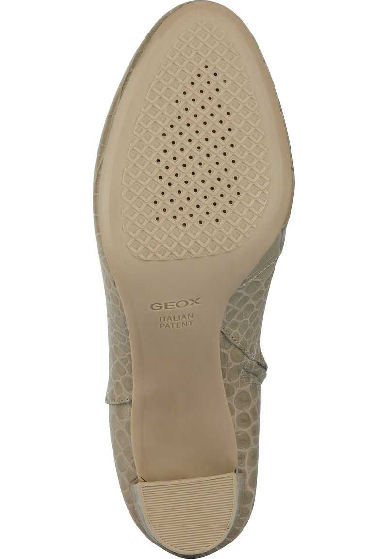 Hellebeige Schuhsohle mit einem strukturierten Muster, das Perforationen zur Belüftung aufweist. GEox-Logo in der Nähe der Ferse eingeprägt.