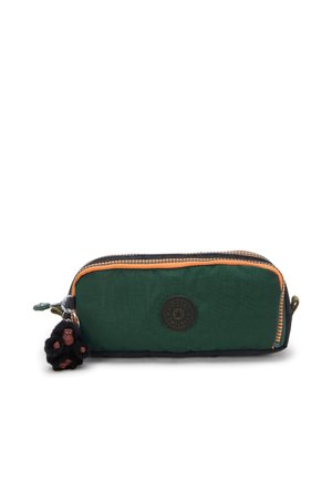 Astuccio in tessuto verde con zip arancione, dotato di una toppa con logo e un portachiavi a forma di scimmia nera. Forma rettangolare, texture morbida.