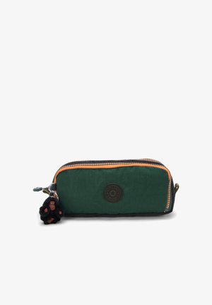 Astuccio in tessuto verde con zip arancione, dotato di una toppa con logo e un portachiavi a forma di scimmia nera. Forma rettangolare, texture morbida.