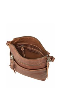 Borsa a tracolla in pelle marrone con scomparto principale con zip, tasca interna e tracolla regolabile. Presenta una texture liscia e un hardware minimale.