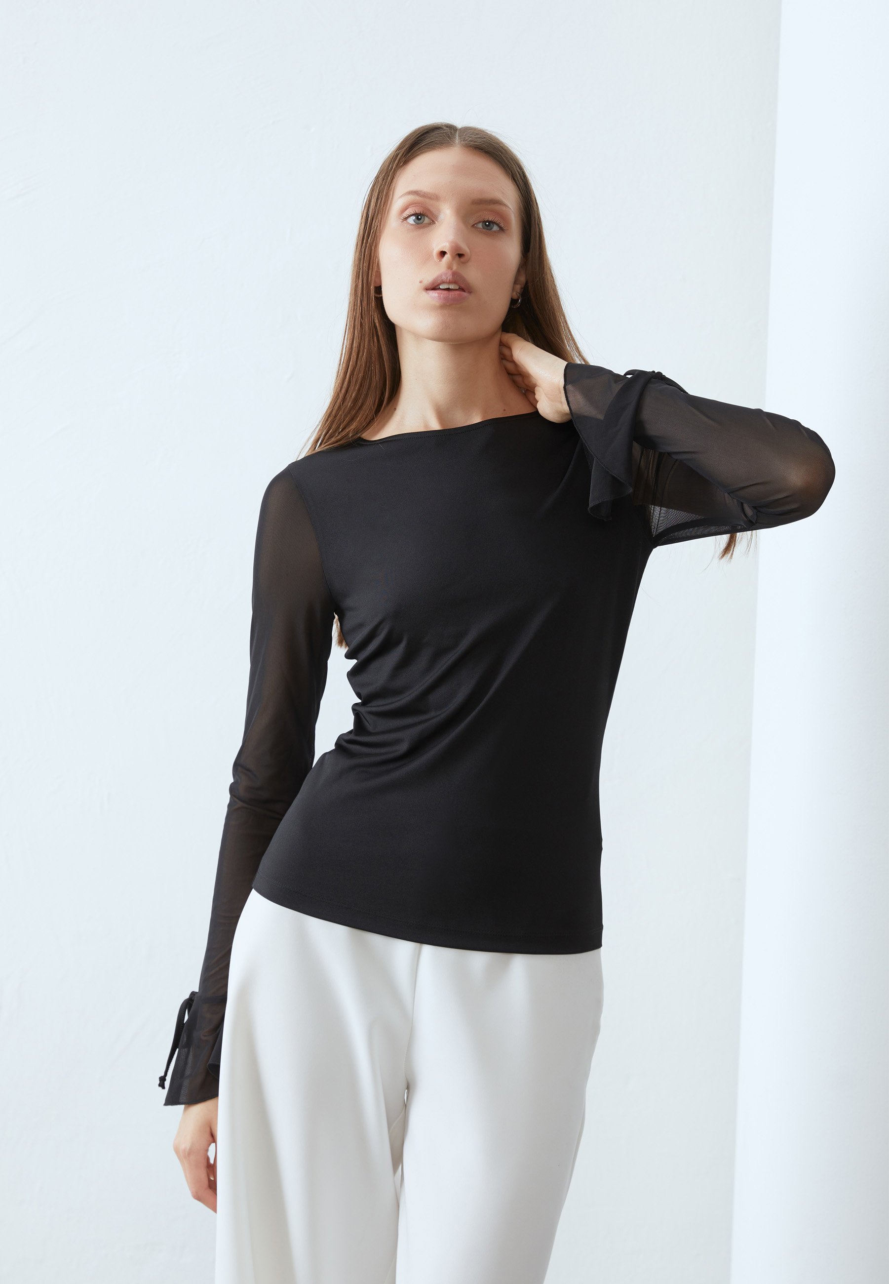 Essentials T-Shirt Girocollo a Manica Lunga con Polsini Punto Smock Donna, Bianco, XS