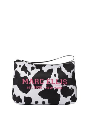 Piccola pochette con stampa mucca bianco e nero, con cinturino da polso e testo rosa "MARC ELLIS EST. 1920 NEW YORK" sul davanti.