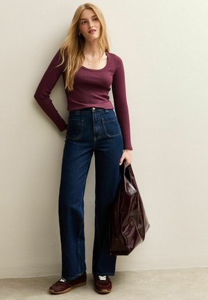 - Bluzka z długim rękawem