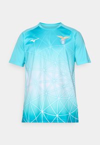 Světle modrý sportovní dres se bílým geometrickým vzorem, logo S.S. Lazio na pravé části hrudi a logo Mizuno na levé části hrudi.