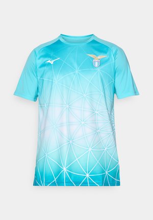 Tricou sportiv de culoare albastru deschis cu un model geometric alb, logo-ul S.S. Lazio pe pieptul drept și logo-ul Mizuno pe pieptul stâng.