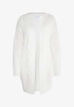Witte gebreide cardigan met een kabelpatroon aan de voorkant, open voorkant ontwerp en lange mouwen met een geribde textuur.