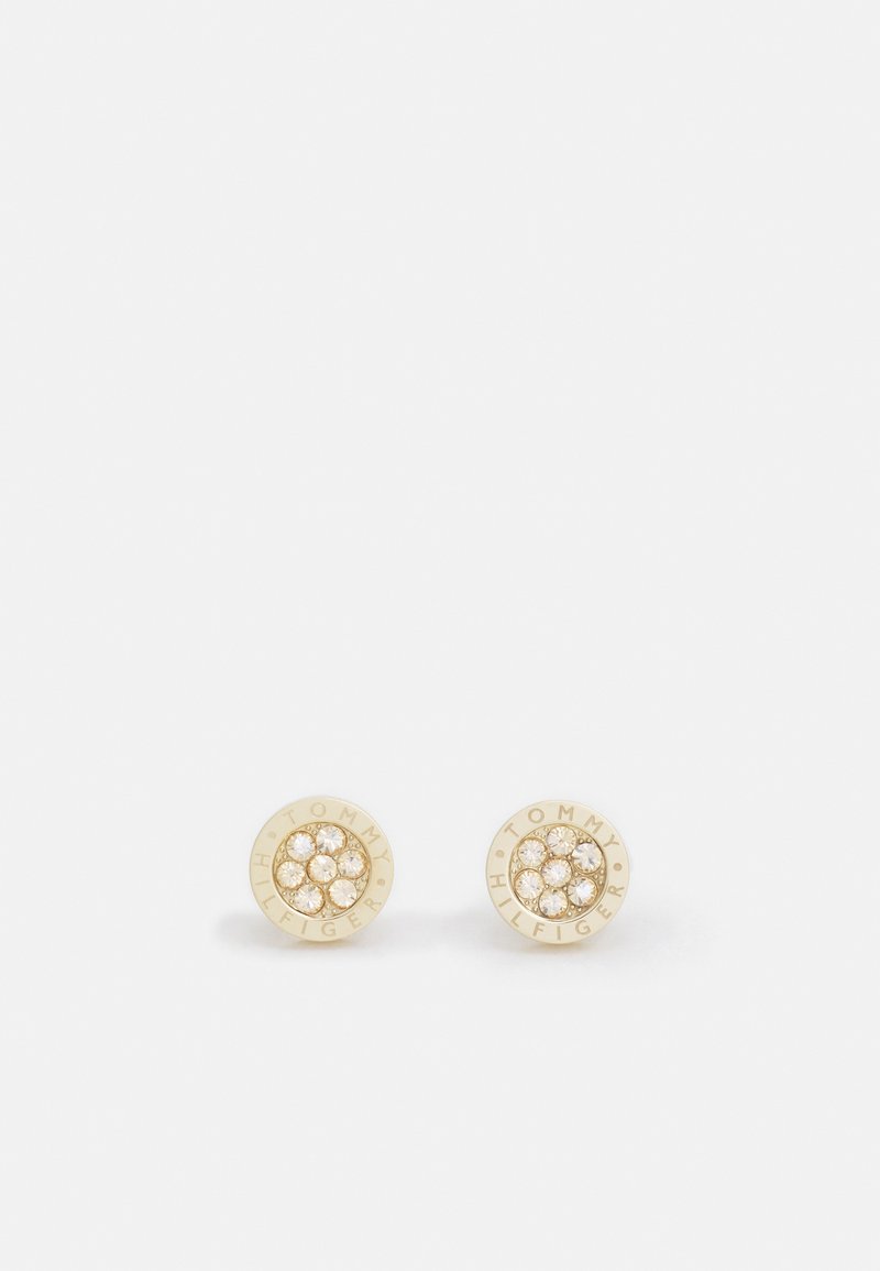 Az arany színű fülbevalók kör alakú kialakítással rendelkeznek, középen öt átlátszó rhinestone díszítéssel, amelyet texturált szegély vesz körül.