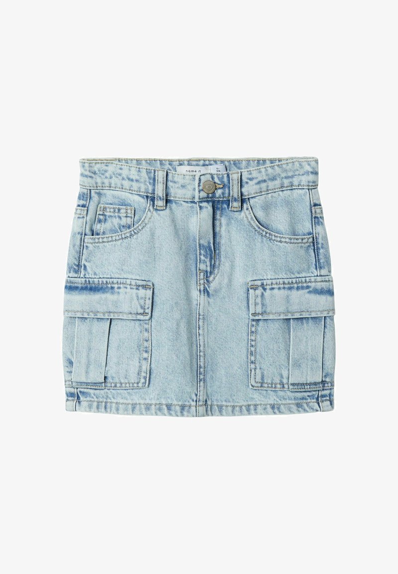 Helle blaue Jeansrock mit hoher Taille, ausgestattet mit zwei vorderen Taschen und zwei seitlichen Cargotaschen. Klassisches Fünf-Taschen-Design.