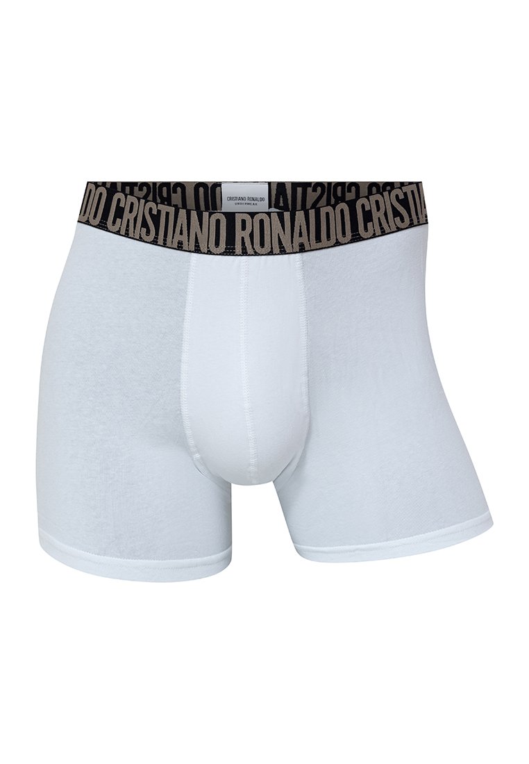 Boxer ajustados de algodón blanco con una ancha cinturilla negra que presenta "Cristiano Ronaldo" impreso en beige. Textura suave y diseño ceñido.