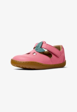 Scarpa in pelle rosa con dettaglio a foglia turchese, cinturino regolabile, tagli laterali aperti e suola flessibile marrone.