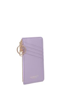 Portafoglio in pelle viola con cerniera, caratterizzato da cuciture diagonali, hardware dorato e un accento con portachiavi. Nome del marchio impresso in oro.
