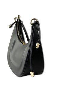 Zwarte leren hobo tas met een gladde textuur, gouden metalen accenten en een ritssluiting, met een gebogen vorm en verstelbare band.