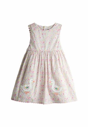 Różowa, bezrękawnikowa sukienka dla malucha z kwiatowym wzorem, ozdobiona dwoma białymi aplikacjami kaczek oraz małymi haftowanymi kwiatkami przy krawędzi.