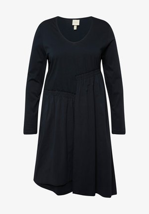 Abito nero a maniche lunghe con scollatura a V, dettaglio in vita arricciato e orlo asimmetrico. Realizzato in tessuto morbido per garantire comfort.