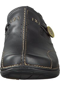 Schwarzer Lederschuh mit abgerundetem Zeh, dekorativer Steppnaht und goldfarbenem Knopfakzent an der Seite. Glatte Textur und minimalistisches Design.