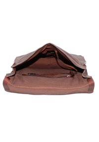 Bolso de cuero marrón con una textura suave, que presenta una solapa abierta, un bolsillo interior con cremallera y un forro textil suave.