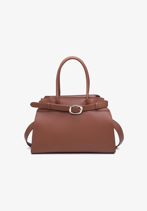 Sac à main en cuir marron texturé avec double anse, une bandoulière amovible et une ceinture décorative avec une boucle dorée.